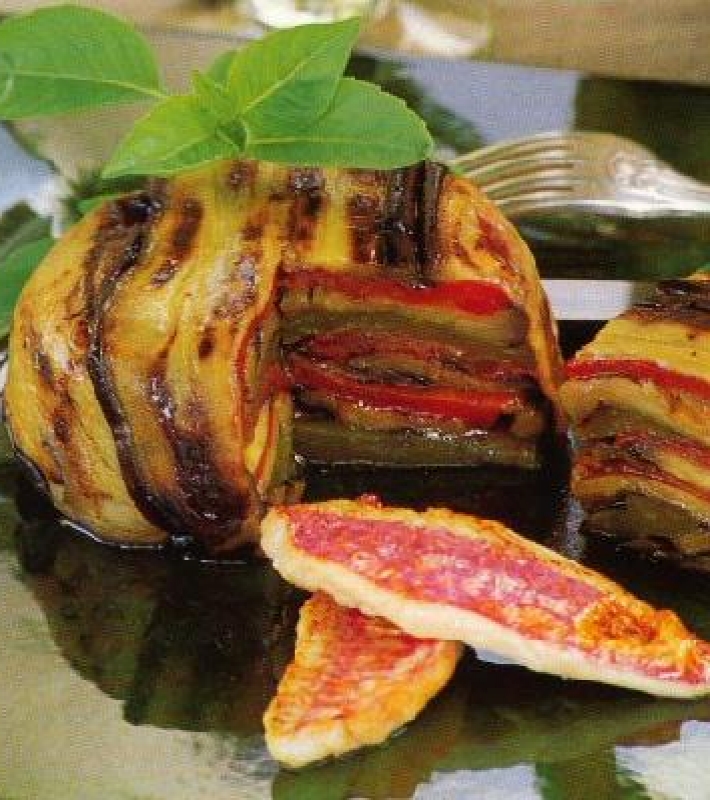 Pressé d'aubergines frites, poivrons et tomates confites