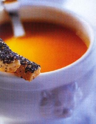 Crème de potiron à l'huile de noisette, allumettes au pavot