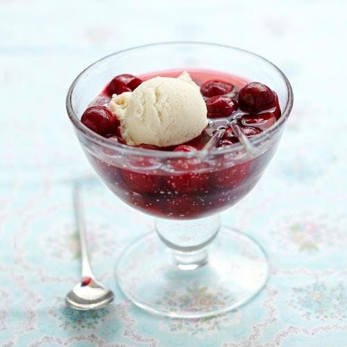 Nage de cerises au vin et crème glacée