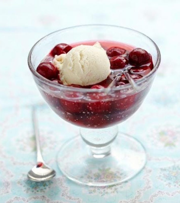 Nage de cerises au vin et crème glacée