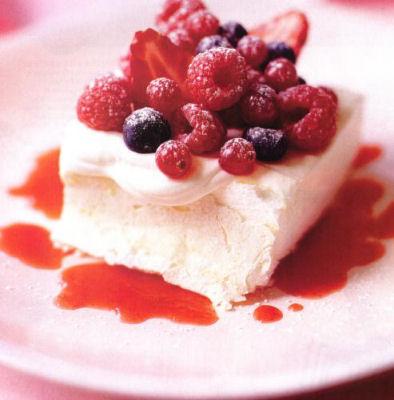 Pavlova aux baies, coulis de fraises au Cointreau