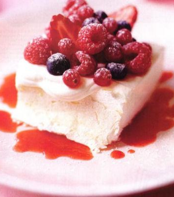 Pavlova aux baies, coulis de fraises au Cointreau