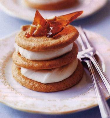Petites piles de meringues pralinées