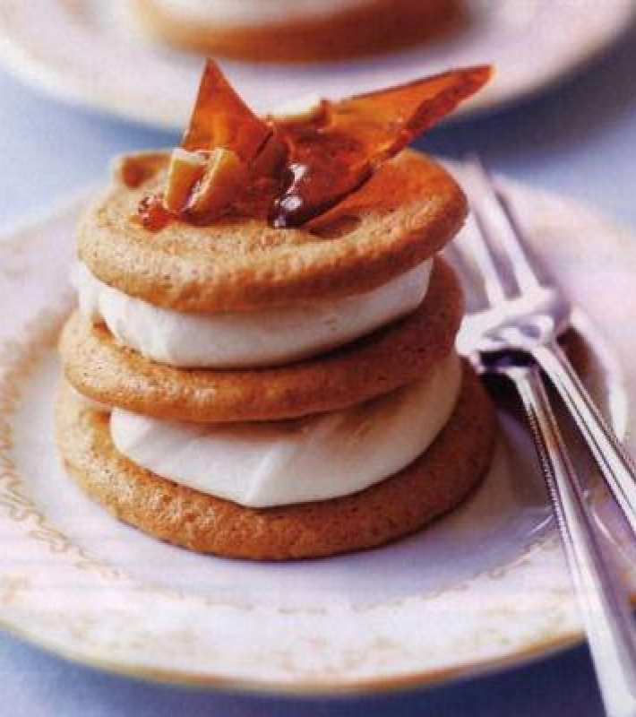Petites piles de meringues pralinées