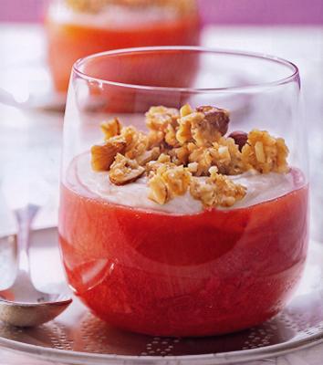 Compote rhubarbe-fraise, mascarpone et miettes de flocons d'avoine