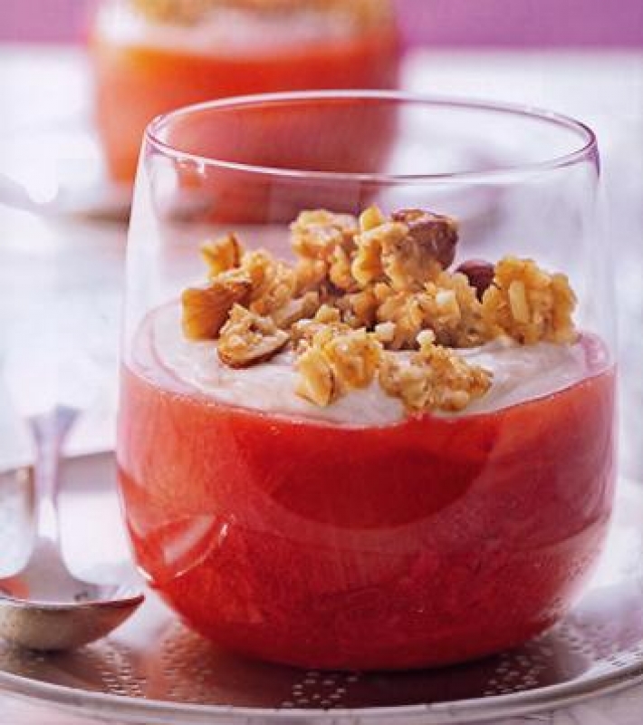 Compote rhubarbe-fraise, mascarpone et miettes de flocons d'avoine