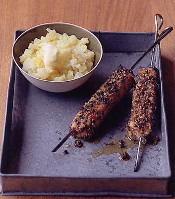 Brochettes de veau en croûte de poivre