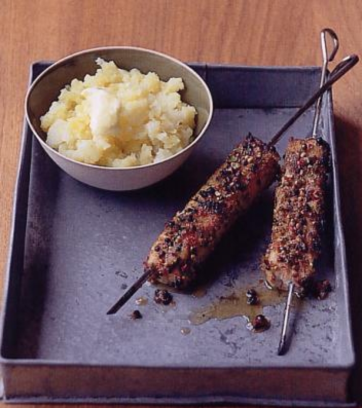 Brochettes de veau en croûte de poivre