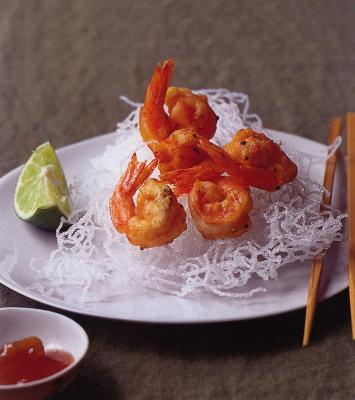 Crevettes sautées sel et poivre, vermicelles croustillants