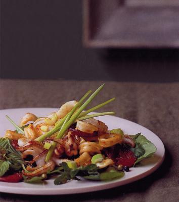 Salade de calamars, roquette et vinaigrette poivrée