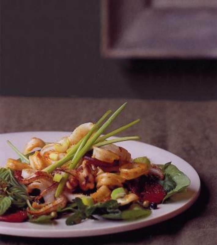 Salade de calamars, roquette et vinaigrette poivrée