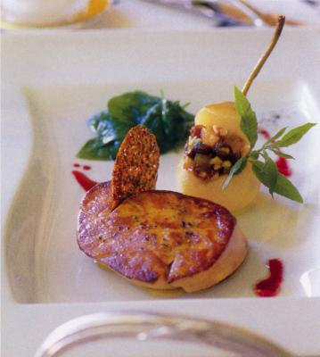 Foie gras poêlé, poire farcie au chutney de fruits secs