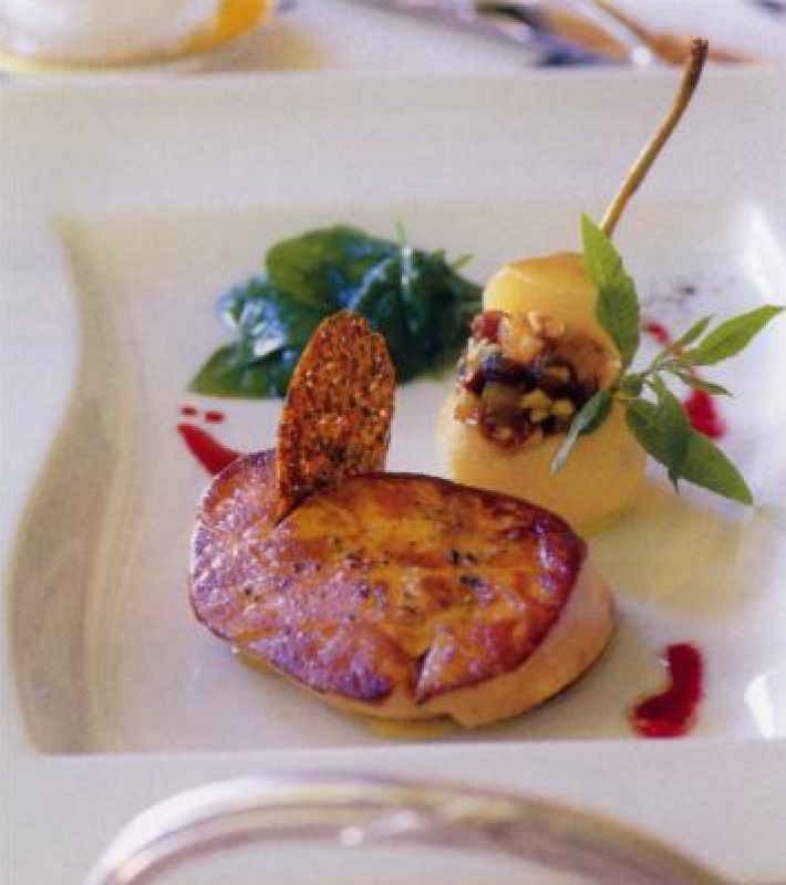 Foie gras poêlé, poire farcie au chutney de fruits secs
