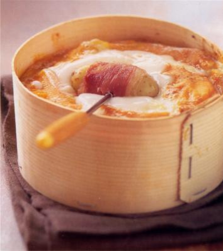 Fondue au vacherin, pommes ratte et jambon cru