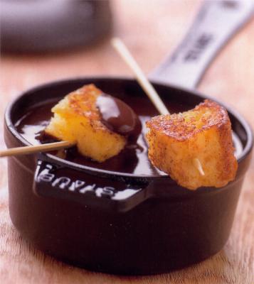 Fondue au chocolat au Grand Marnier et à la brioche