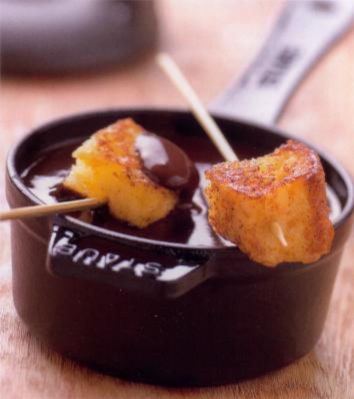 Fondue au chocolat au Grand Marnier et à la brioche