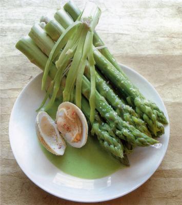 Asperges au thé vert et bouillon de coquillages