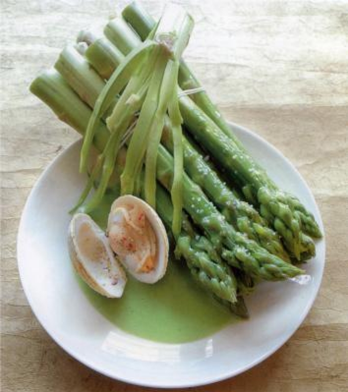 Asperges au thé vert et bouillon de coquillages