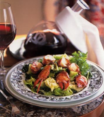 Homard, sauce au haut-médoc, embeurrée de chou vert