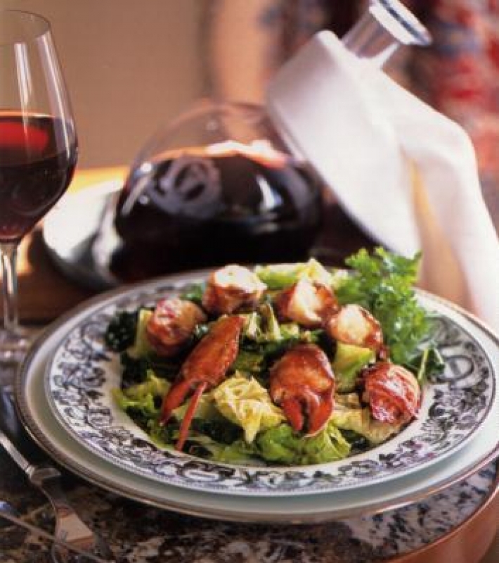 Homard, sauce au haut-médoc, embeurrée de chou vert