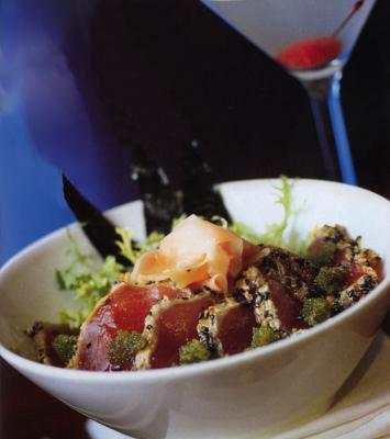 Thon rouge mi-cuit en croute de sésame, salade à la citronnelle