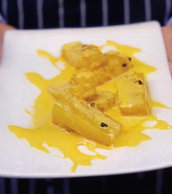 Ananas confit à la vanille, sabayon glacé