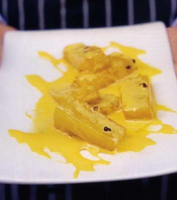 Ananas confit à la vanille, sabayon glacé