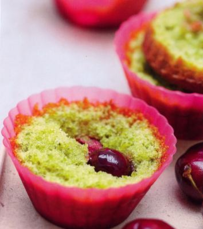 Petits gâteaux au yaourt, cerises et pistaches