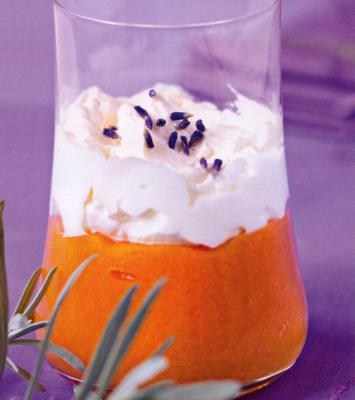 Mousse d'abricot, crème fouettée à la lavande