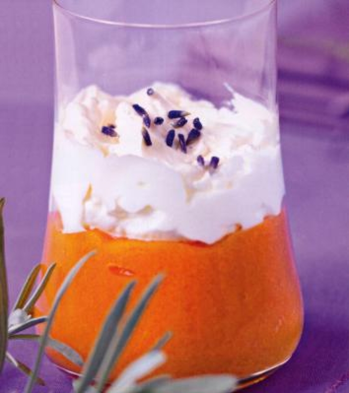 Mousse d'abricot, crème fouettée à la lavande