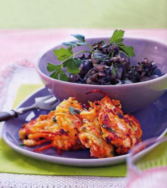 Seiches à l'encre et galettes de légumes nouveaux