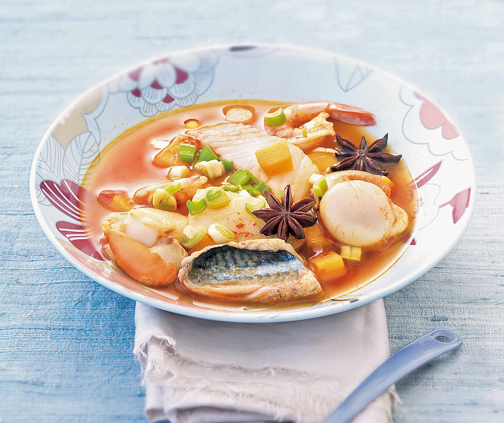 Nage de poissons et de fruits de mer à l'anis étoilé