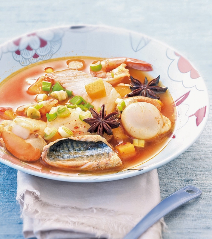 Nage de poissons et de fruits de mer à l'anis étoilé