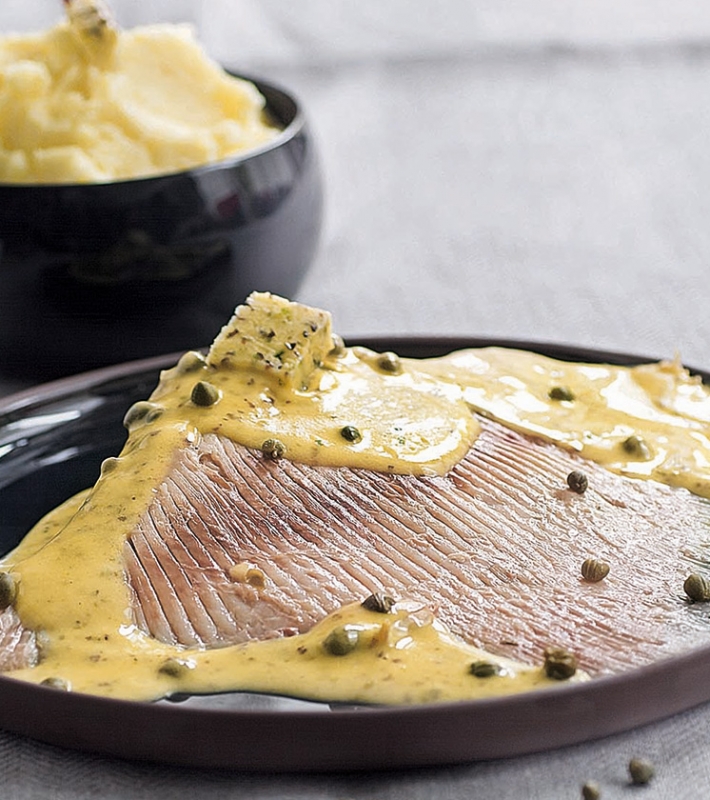 Raie et sauce hollandaise au beurre aux algues et aux capres