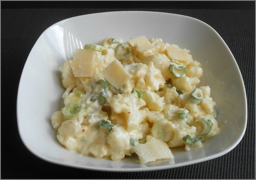 Salade de chou-fleur croquant chèvre, parmesan, sauce tiède