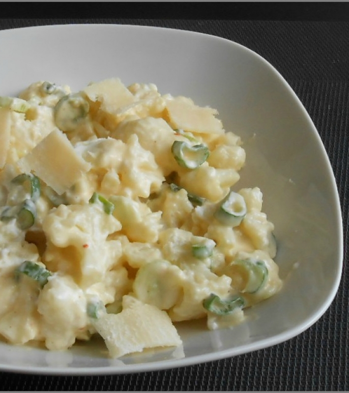 Salade de chou-fleur croquant chèvre, parmesan, sauce tiède