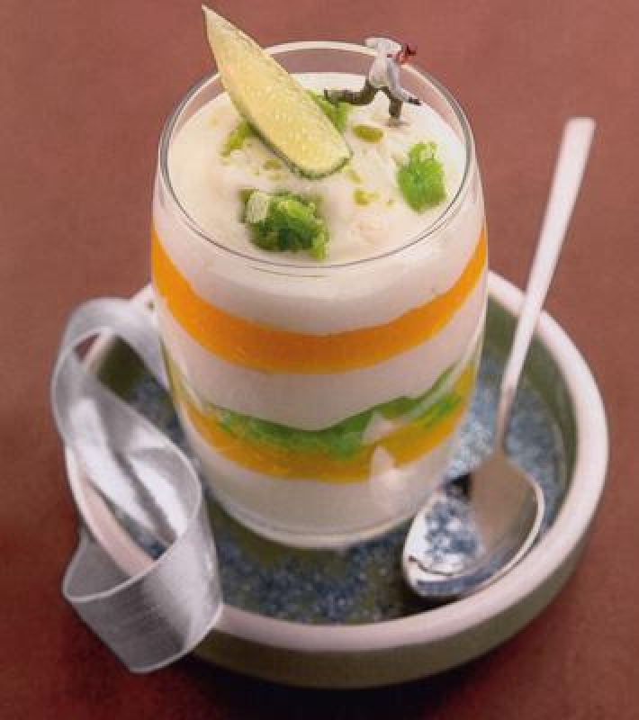 Tiramisu à la mangue et aux macarons
