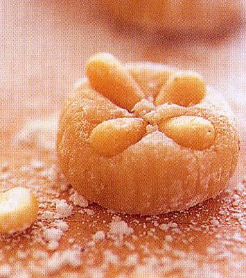 Boules de massepain aux pignons de pin