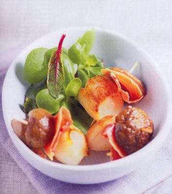 Brochettes de Saint-Jacques, cèpes et jambon cru