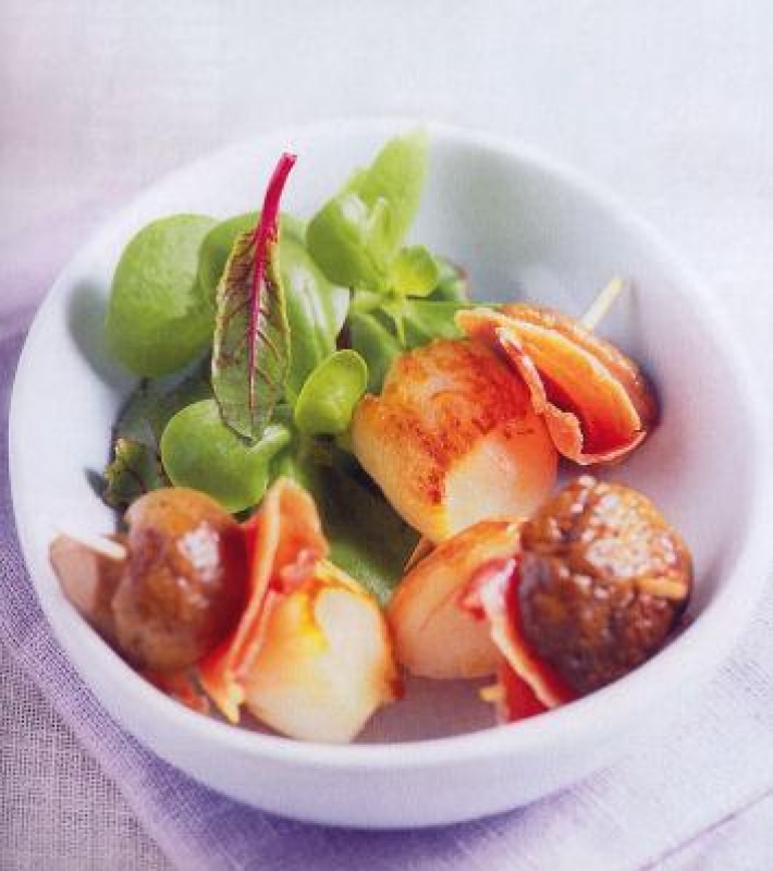 Brochettes de Saint-Jacques, cèpes et jambon cru