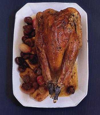 Chapon farci aux marrons, fois gras et pommes