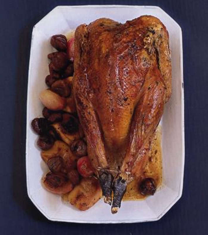 Chapon farci aux marrons, fois gras et pommes