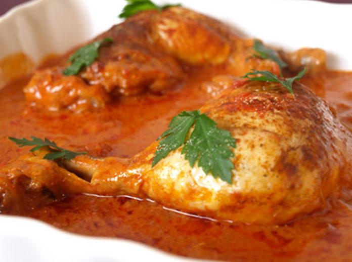 Poulet à la sauce tomate