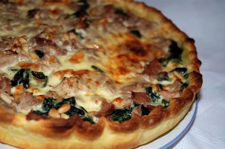 Tarte aux épinards, tomates confites et bonite