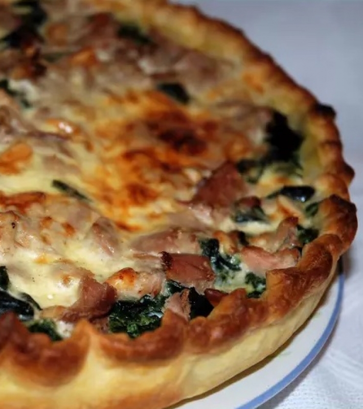 Tarte aux épinards, tomates confites et bonite