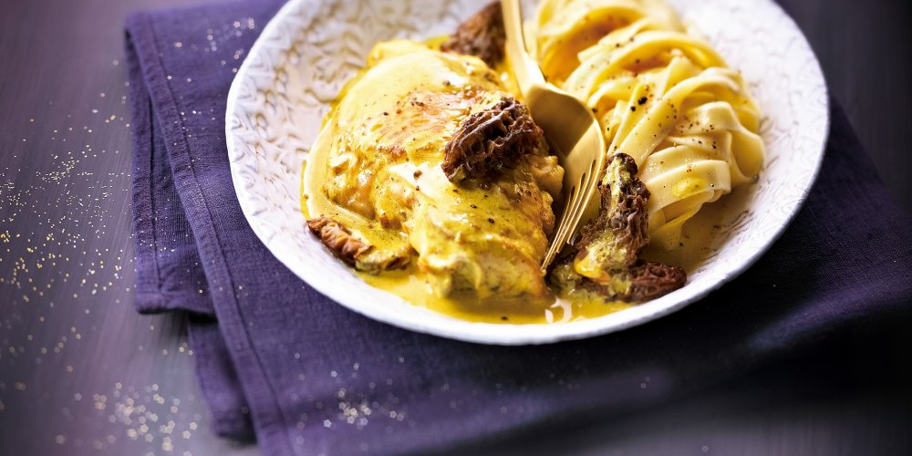 Poularde au vin jaune en cocotte lutée