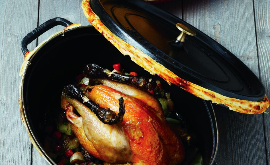 Poularde au vin jaune en cocotte lutée