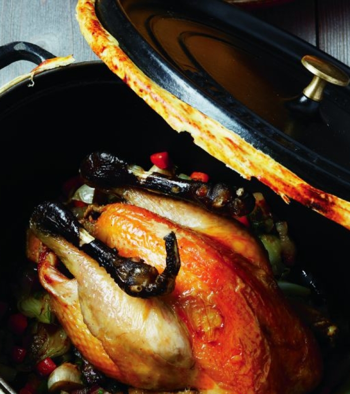 Poularde au vin jaune en cocotte lutée