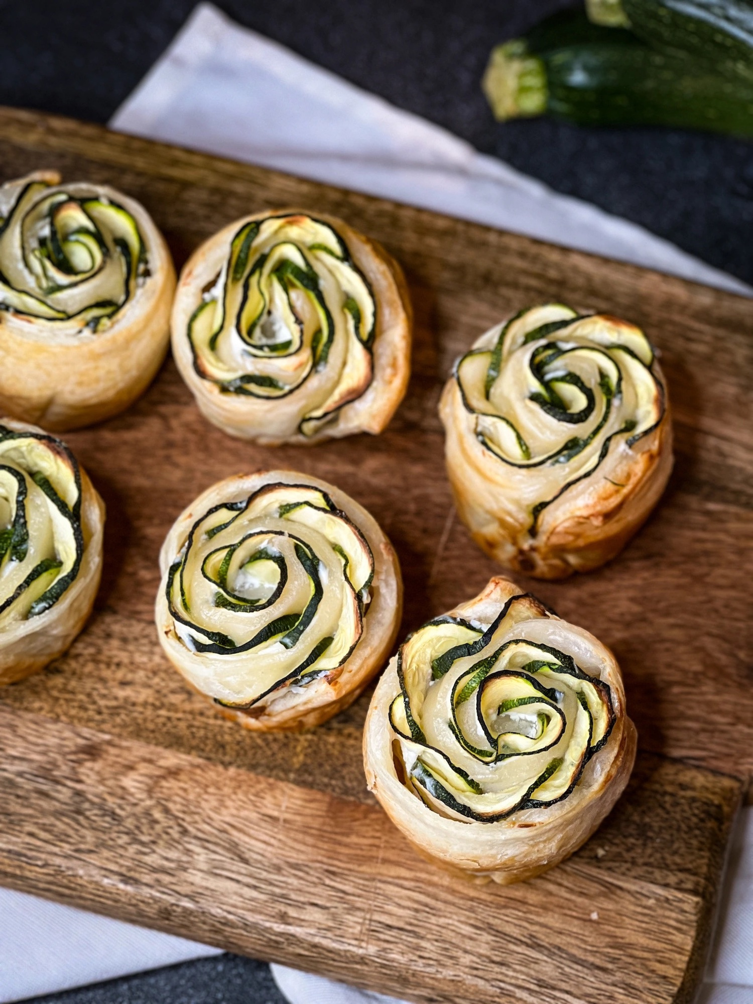 Roses feuilletées chèvre et courgette