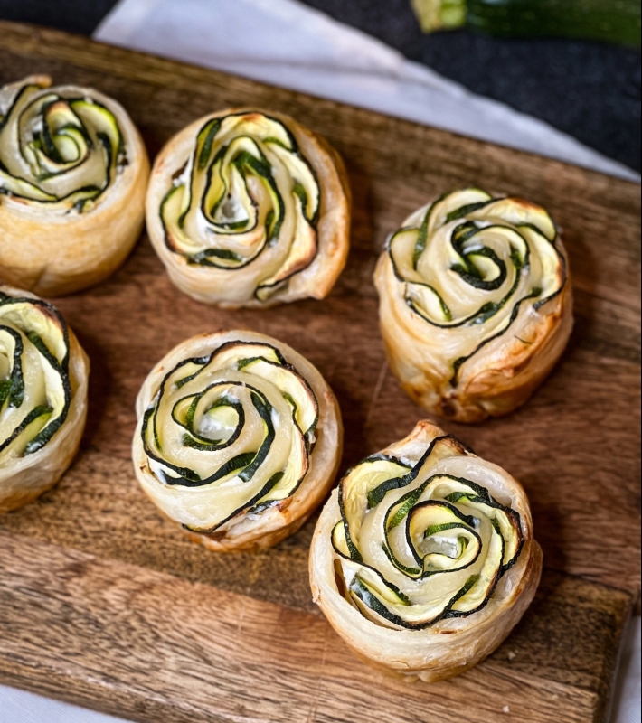 Roses feuilletées chèvre et courgette
